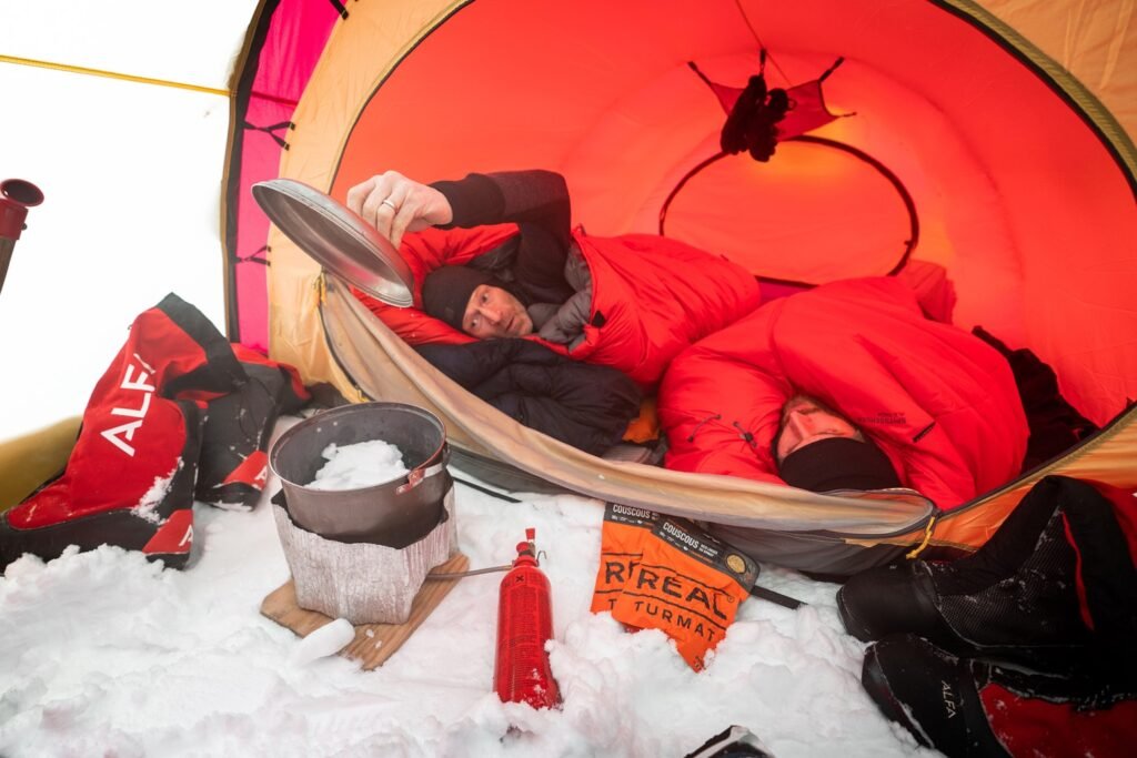 børge and vincent in a tent preparing real turmat