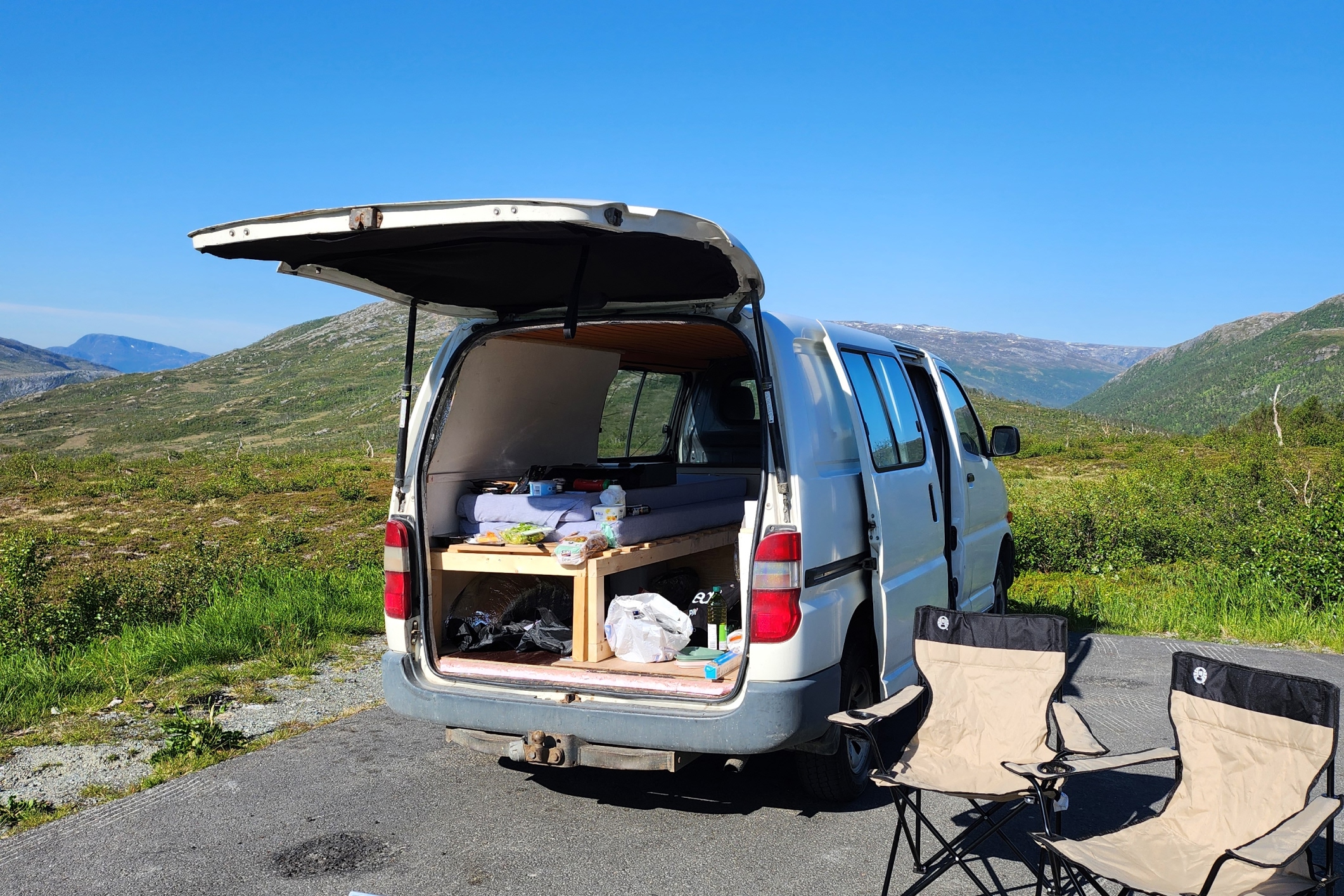 campervan i idylliske omgivelser