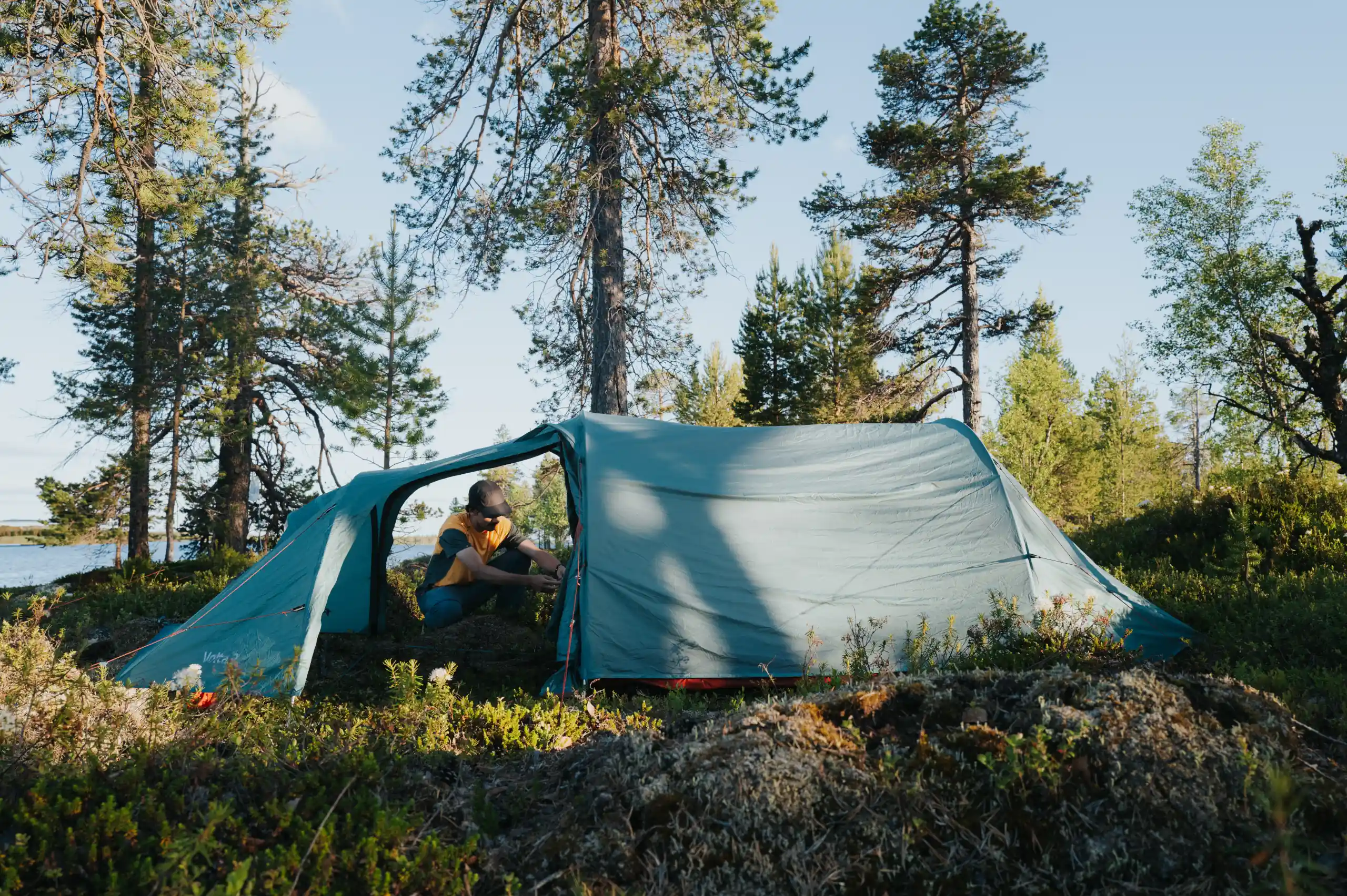 mann som setter opp telt